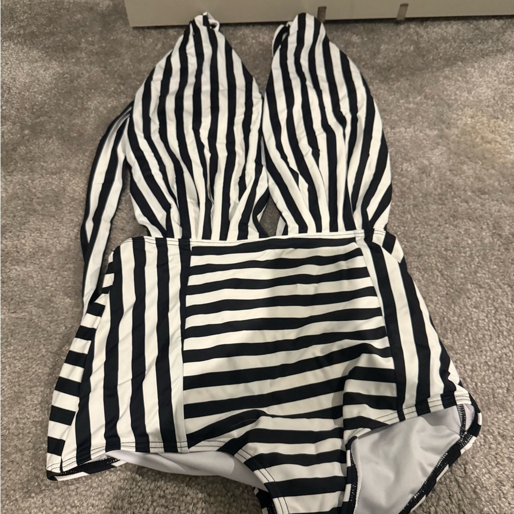 COCOSHIP Monochrome Striped Swimwear